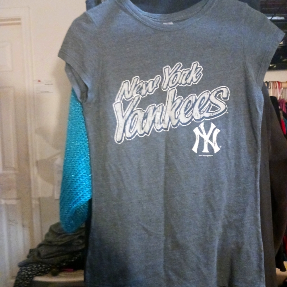 Ladies' Gray "New York Yankees" T-Shirt